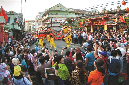 Đoàn múa lân sư rồng biểu diễn trên đường phố Đoàn múa lân sư rồng biểu diễn trên đường phố