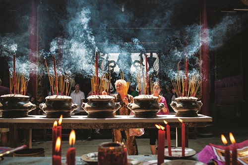 Từng nhóm người Hoa thuộc các phương ngữ khác nhau đến ngôi miếu của cộng đồng mình thực hiện nghi lễ cầu nguyện Từng nhóm người Hoa thuộc các phương ngữ khác nhau đến ngôi miếu của cộng đồng mình thực hiện nghi lễ cầu nguyện