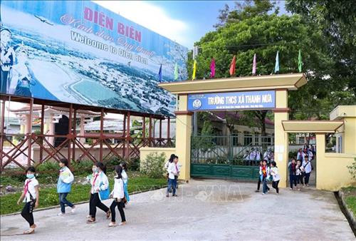 Trường học các cấp trong xã được xây dựng khang trang. Ảnh: Xuân Tư – TTXVN Trường học các cấp trong xã được xây dựng khang trang. Ảnh: Xuân Tư – TTXVN