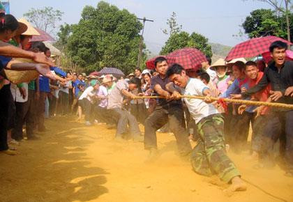 Thầy cúngcó mặt tại gốc cây to đầu bản để làm lễ cúng từ sớm. Nhảy Pao Pố – trò chơi thu hút sự chú ý của đông đảo đồng bào. Múa quạt – nét văn hóa độc đáo dân tộc Giáy. Thi giã bánh dầy. Khéo léo. Sôi nổi thi kéo co. Thầy cúngcó mặt tại gốc cây to đầu bản để làm lễ cúng từ sớm. Nhảy Pao Pố – trò chơi thu hút sự chú ý của đông đảo đồng bào. Múa quạt – nét văn hóa độc đáo dân tộc Giáy. Thi giã bánh dầy. Khéo léo. Sôi nổi thi kéo co.