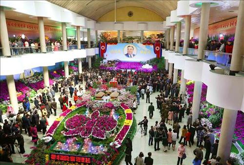 Thủ đô Bình Nhưỡng ngày nay mang một dáng vẻ hiện đại. Ảnh: Phương Hoa – TTXVN Những ngôi nhà cao tầng được sơn nhiều màu sắc mang dáng vẻ hiện đại cho Thủ đô Bình Nhưỡng. Ảnh: Phương Hoa- TTXVN Toàn cảnh thành phố Bình Nhưỡng nhìn từ trên cao. Ảnh: Phương Hoa – TTXVN Tiết mục hòa nhạc của Dàn nhạc Công Huân quốc gia Triều Tiên. Ảnh: Phương Hoa – TTXVN Đúng dịp sinh nhật của Chủ tịch Kim Nhật Thành, Triển lãm hoa được tổ chức tại Thủ đô Bình Nhưỡng. Ảnh: Phương Hoa – TTXVN Một gia đình Triều Tiên tham quan Triển lãm hoa Kim Nhật Thành. Ảnh: Phương Hoa – TTXVN Phụ nữ Triều Tiên mặc trang phục truyền thống vào xem Triển lãm hoa Kim Nhật Thành. Ảnh: Phương Hoa – TTXVN Người dân Triều Tiên xếp hàng vào xem Triển lãm hoa Kim Nhật Thành. Ảnh: Phương Hoa – TTXVN Một ngôi nhà truyền thống bên cạnh những công trình hiện đại. Ảnh: Phương Hoa – TTXVN Người dân và thiếu niên Triều Tiên đến vui chơi ở công viên. Ảnh: Phương Hoa – TTXVN Ngày cuối tuần, người dân Triều Tiên đến vui chơi ở các công viên nổi tiếng. Ảnh: Phương Hoa – TTXVN Một gian hàng dược phẩm ở Bình Nhưỡng. Ảnh: Phương Hoa – TTXVN Học sinh học môn thể thao yêu thích ở trường học. Ảnh: Phương Hoa – TTXVN Lớp học âm nhạc của học sinh Triều Tiên. Ảnh: Phương Hoa – TTXVN Lớp dạy lập trình tại Cung Học sinh Thiếu niên Vạn Cảnh Đài. Ảnh: Phương Hoa – TTXVN Triều Tiên rất chú trọng đến việc phát triển toàn diện con người, học sinh được tham gia các lớp học nghệ thuật. Ảnh: Phương Hoa- TTXVN Học sinh Triều Tiên học viết thư pháp. Ảnh: Phương Hoa – TTXVN Một cặp vợ chồng sắp cưới chụp ảnh trước Bảo tàng Chiến thắng Chiến tranh Giải phóng Tổ quốc. Ảnh: Phương Hoa – TTXVN Người dân xếp hàng trật tự lên phương tiện giao thông công cộng. Ảnh: Phương Hoa- TTXVN Cung Thái Dương Kumsusan-nơi an nghỉ của Chủ tịch Kim Nhật Thành và Kim Jong - Il. Ảnh: Phương Hoa – TTXVN Nhà ga trung tâm ở Thủ đô Bình Nhưỡng. Ảnh: Phương Hoa – TTXVN Tòa nhà Quốc hội ở Thủ đô Bình Nhưỡng. Ảnh: Phương Hoa – TTXVN Ngoài phương tiện giao thông công cộng, người dân Bình Nhưỡng thường xuyên sử dụng xe đạp. Ảnh: Phương Hoa – TTXVN Hoa nở trên đường phố cùng với những ngôi nhà cao tầng mang nhiều màu sắc rực rỡ. Ảnh: Phương Hoa – TTXVN Tượng "Vạn Lý Mã" - bức tượng nổi tiếng ở Bình Nhưỡng. Ảnh: Phương Hoa – TTXVN Những dãy phố với công trình kiến trúc hiện đại được xây dựng ở Bình Nhưỡng. Ảnh: Phương Hoa – TTXVN Nhiều chung cư cao tầng được xây dựng phục vụ chỗ ở cho người dân ở Thủ đô Bình Nhưỡng. Ảnh: Phương Hoa – TTXVN Khải Hoàn Môn - một công trình nổi tiếng ở Bình Nhưỡng. Ảnh: Phương Hoa – TTXVN Tháp Chủ thể cao 170 m là Tượng đài về học thuyết tự lực tự cường ở Triều Tiên. Ảnh: Phương Hoa – TTXVN Một công trình kiến trúc truyền thống của Triều Tiên tại Thủ đô Bình Nhưỡng. Ảnh: Phương Hoa – TTXVN Quảng trường Kim Nhật Thành, nơi tổ chức các sự kiện lớn của Triều Tiên. Ảnh: Phương Hoa – TTXVN Pin năng lượng mặt trời được sử dụng ở nhiều nơi tại Thủ đô Bình Nhưỡng. Ảnh: Phương Hoa – TTXVN Ô tô điện là phương tiện giao thông công cộng phổ biển ở Bình Nhưỡng. Ảnh: Phương Hoa – TTXVN Nhà ga Bình Nhưỡng nhìn từ trên cao. Ảnh: Phương Hoa – TTXVN Tòa nhà Ryugyong cao 330m ở Thủ đô Bình Nhưỡng. Ảnh: Phương Hoa – TTXVN Một công trình lịch sử ở Thủ đô Bình Nhưỡng. Ảnh: Phương Hoa – TTXVN Học sinh mầm non được cô giáo dẫn đi dã ngoại. Ảnh: Phương Hoa – TTXVN Thủ đô Bình Nhưỡng nhìn từ trên cao. Ảnh: Phương Hoa – TTXVN Khu Chang Jong, nơi tập trung nhiều nhà cao tầng. Ảnh: Phương Hoa – TTXVN Thủ đô Bình Nhưỡng ngày nay mang một dáng vẻ hiện đại. Ảnh: Phương Hoa – TTXVN Những ngôi nhà cao tầng được sơn nhiều màu sắc mang dáng vẻ hiện đại cho Thủ đô Bình Nhưỡng. Ảnh: Phương Hoa- TTXVN Toàn cảnh thành phố Bình Nhưỡng nhìn từ trên cao. Ảnh: Phương Hoa – TTXVN Tiết mục hòa nhạc của Dàn nhạc Công Huân quốc gia Triều Tiên. Ảnh: Phương Hoa – TTXVN Đúng dịp sinh nhật của Chủ tịch Kim Nhật Thành, Triển lãm hoa được tổ chức tại Thủ đô Bình Nhưỡng. Ảnh: Phương Hoa – TTXVN Một gia đình Triều Tiên tham quan Triển lãm hoa Kim Nhật Thành. Ảnh: Phương Hoa – TTXVN Phụ nữ Triều Tiên mặc trang phục truyền thống vào xem Triển lãm hoa Kim Nhật Thành. Ảnh: Phương Hoa – TTXVN Người dân Triều Tiên xếp hàng vào xem Triển lãm hoa Kim Nhật Thành. Ảnh: Phương Hoa – TTXVN Một ngôi nhà truyền thống bên cạnh những công trình hiện đại. Ảnh: Phương Hoa – TTXVN Người dân và thiếu niên Triều Tiên đến vui chơi ở công viên. Ảnh: Phương Hoa – TTXVN Ngày cuối tuần, người dân Triều Tiên đến vui chơi ở các công viên nổi tiếng. Ảnh: Phương Hoa – TTXVN Một gian hàng dược phẩm ở Bình Nhưỡng. Ảnh: Phương Hoa – TTXVN Học sinh học môn thể thao yêu thích ở trường học. Ảnh: Phương Hoa – TTXVN Lớp học âm nhạc của học sinh Triều Tiên. Ảnh: Phương Hoa – TTXVN Lớp dạy lập trình tại Cung Học sinh Thiếu niên Vạn Cảnh Đài. Ảnh: Phương Hoa – TTXVN Triều Tiên rất chú trọng đến việc phát triển toàn diện con người, học sinh được tham gia các lớp học nghệ thuật. Ảnh: Phương Hoa- TTXVN Học sinh Triều Tiên học viết thư pháp. Ảnh: Phương Hoa – TTXVN Một cặp vợ chồng sắp cưới chụp ảnh trước Bảo tàng Chiến thắng Chiến tranh Giải phóng Tổ quốc. Ảnh: Phương Hoa – TTXVN Người dân xếp hàng trật tự lên phương tiện giao thông công cộng. Ảnh: Phương Hoa- TTXVN Cung Thái Dương Kumsusan-nơi an nghỉ của Chủ tịch Kim Nhật Thành và Kim Jong - Il. Ảnh: Phương Hoa – TTXVN Nhà ga trung tâm ở Thủ đô Bình Nhưỡng. Ảnh: Phương Hoa – TTXVN Tòa nhà Quốc hội ở Thủ đô Bình Nhưỡng. Ảnh: Phương Hoa – TTXVN Ngoài phương tiện giao thông công cộng, người dân Bình Nhưỡng thường xuyên sử dụng xe đạp. Ảnh: Phương Hoa – TTXVN Hoa nở trên đường phố cùng với những ngôi nhà cao tầng mang nhiều màu sắc rực rỡ. Ảnh: Phương Hoa – TTXVN Tượng "Vạn Lý Mã" - bức tượng nổi tiếng ở Bình Nhưỡng. Ảnh: Phương Hoa – TTXVN Những dãy phố với công trình kiến trúc hiện đại được xây dựng ở Bình Nhưỡng. Ảnh: Phương Hoa – TTXVN Nhiều chung cư cao tầng được xây dựng phục vụ chỗ ở cho người dân ở Thủ đô Bình Nhưỡng. Ảnh: Phương Hoa – TTXVN Khải Hoàn Môn - một công trình nổi tiếng ở Bình Nhưỡng. Ảnh: Phương Hoa – TTXVN Tháp Chủ thể cao 170 m là Tượng đài về học thuyết tự lực tự cường ở Triều Tiên. Ảnh: Phương Hoa – TTXVN Một công trình kiến trúc truyền thống của Triều Tiên tại Thủ đô Bình Nhưỡng. Ảnh: Phương Hoa – TTXVN Quảng trường Kim Nhật Thành, nơi tổ chức các sự kiện lớn của Triều Tiên. Ảnh: Phương Hoa – TTXVN Pin năng lượng mặt trời được sử dụng ở nhiều nơi tại Thủ đô Bình Nhưỡng. Ảnh: Phương Hoa – TTXVN Ô tô điện là phương tiện giao thông công cộng phổ biển ở Bình Nhưỡng. Ảnh: Phương Hoa – TTXVN Nhà ga Bình Nhưỡng nhìn từ trên cao. Ảnh: Phương Hoa – TTXVN Tòa nhà Ryugyong cao 330m ở Thủ đô Bình Nhưỡng. Ảnh: Phương Hoa – TTXVN Một công trình lịch sử ở Thủ đô Bình Nhưỡng. Ảnh: Phương Hoa – TTXVN Học sinh mầm non được cô giáo dẫn đi dã ngoại. Ảnh: Phương Hoa – TTXVN Thủ đô Bình Nhưỡng nhìn từ trên cao. Ảnh: Phương Hoa – TTXVN Khu Chang Jong, nơi tập trung nhiều nhà cao tầng. Ảnh: Phương Hoa – TTXVN