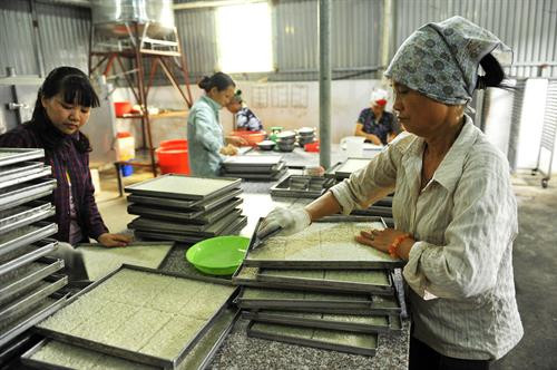 Đóng gói sản phẩm cơm cháy Ninh Bình để bảo quản tốt để xuất bán. Sản phẩm cơm cháy Ninh Bình Sau khi được nấu chín, cơm được cắt ra từng miếng nhỏ để cho vào lò sấy. Cơm được xắt thành miếng trước khi cho vào chiên giòn. Gạo được trải đều trước khi cho vào lò hấp chín. Đóng gói sản phẩm cơm cháy Ninh Bình để bảo quản tốt để xuất bán. Sản phẩm cơm cháy Ninh Bình Sau khi được nấu chín, cơm được cắt ra từng miếng nhỏ để cho vào lò sấy. Cơm được xắt thành miếng trước khi cho vào chiên giòn. Gạo được trải đều trước khi cho vào lò hấp chín.