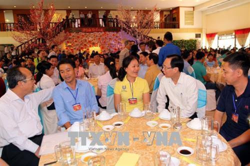 Phó Chủ tịch Thường trực UBND Thành phố Hồ Chí Minh Lê Thanh Liêm với công nhân lao động tiêu biểu và công nhân có hoàn cảnh khó khăn không có điều kiện về quê đón Tết. Ảnh: Thanh Vũ-TTXVN