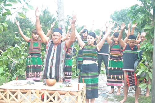 Lễ cúng tại cổng bon làng.