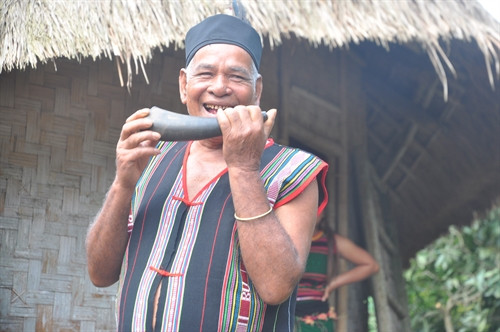 Già làng thổi nung và kêu gọi con cháu.