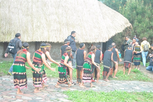 Già làng cùng các chủ hộ trong gia đình lấy rượu pha với tiết lợn mang về nhà để cúng thần giữ nhà Kuăt.