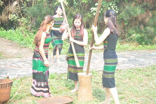 Những "nữ tú" trong buôn giã gạo nấu cơm.