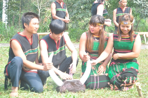 Lễ vật gồm một cặp ngà voi và một cặp sừng tê giác bằng gỗ.