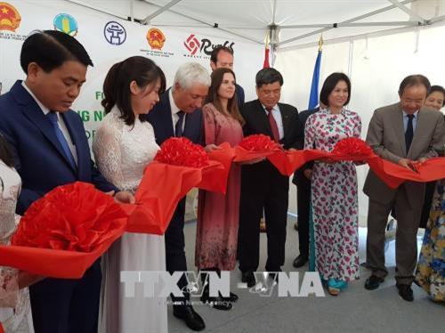 Các đại biểu cắt băng khai mạc Tuần lễ Hàng nông sản Việt Nam tại Rungis. Ảnh: Linh Hương - TTXVN Các đại biểu cắt băng khai mạc Tuần lễ Hàng nông sản Việt Nam tại Rungis. Ảnh: Linh Hương - TTXVN