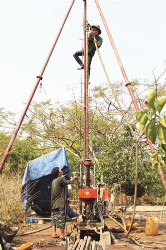 Huyện Buôn Đôn đang khẩn trương triển khai khoan 15 giếng nước với tổng kinh phí 1,2 tỷ đồng để tìm nước sinh hoạt tại những thôn, buôn, nơi đồng bào thiểu số sinh sống Huyện Buôn Đôn đang khẩn trương triển khai khoan 15 giếng nước với tổng kinh phí 1,2 tỷ đồng để tìm nước sinh hoạt tại những thôn, buôn, nơi đồng bào thiểu số sinh sống