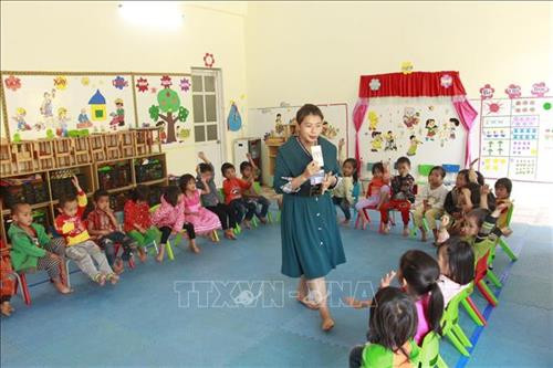 Giờ học của cô và trò trường mầm non xã Long Hẹ, huyện Thuận Châu, tỉnh Sơn La. Ảnh: Hữu Quyết – TTXVN Giờ học của cô và trò trường mầm non xã Long Hẹ, huyện Thuận Châu, tỉnh Sơn La. Ảnh: Hữu Quyết – TTXVN