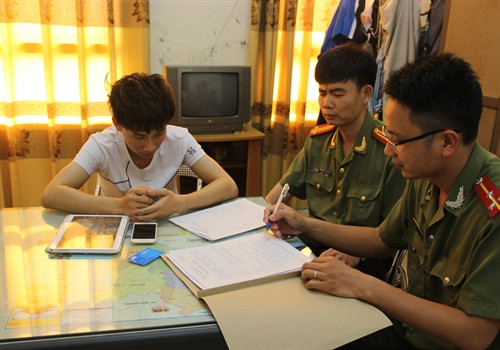 Đối tượng Bùi Đức Hải (áo trắng) bị triệu tập tại cơ quan Công an tỉnh Thái Bình. Ảnh: Xuân Tiến-TTXVN Đối tượng Bùi Đức Hải (áo trắng) bị triệu tập tại cơ quan Công an tỉnh Thái Bình. Ảnh: Xuân Tiến-TTXVN