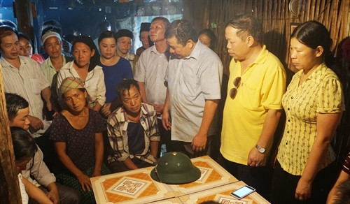 Đoàn giám sát của Sở Y tế thăm hỏi, chia buồn, động viên gia đình có trẻ tử vong ở xóm Lũng Khỉnh, xã Đa Thông (Thông Nông).