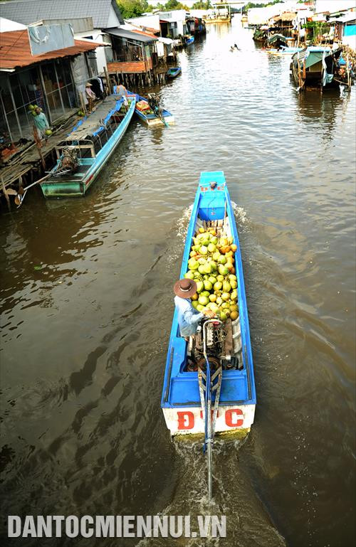 Ghe xuồng ngược xuôi trên kênh xáng Xẻo Rô, hình ảnh quen thuộc và đặc trưng ở Miệt Thứ (Kiên Giang)