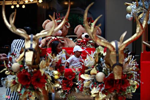 Philippines là quốc gia có dân số theo đạo Thiên Chúa lớn nhất châu Á. Đây cũng là một trong những đất nước đón Noel dài nhất thế giới. Người dân bắt đầu trang hoàng nhà cửa từ đầu tháng 9. Không khí Giáng sinh len lỏi vào mọi ngóc ngách của cuộc sống nơi đây. Từ đường phố, nhà hàng cho đến các trung tâm thương mại đều ngập tràn trong ánh nến, đèn màu. Những cây thông khổng lồ, nhà tuyết, ông già Noel, xe kéo tuần lộc đều đã sẵn sàng cho ngày lễ cuối năm. Tannya, hướng dẫn viên du lịch địa phương nói: "Người dân Philippines rất coi trọng lễ Giáng sinh. Nhiều nghi lễ có từ thế kỷ 16 vẫn được họ duy trì đến giờ". Lễ tân một khách sạn ở thủ đô Manila cũng thay đồng phục Noel để đón khách. Từ đầu tháng 9, những bài hát về Giáng sinh đã bắt đầu vang lên khắp nơi trên đất nước. Không khí Giáng sinh ở Philippines có nhiều nét tương đồng với các quốc gia phương Tây. Khắp nơi trên đất nước này là những nhà thờ cổ được xây dựng từ giai đoạn thuộc địa Tây Ban Nha. Điều khiến Giáng sinh ở Philippines trở nên khác biệt là hầu hết dân số ở đây đều theo đạo Thiên Chúa. Từ nhà ra phố, trên những chiếc xe Jeepney rong ruổi ngập tràn hình ảnh của ngày lễ. Các trung tâm thương mại dành một diện tích lớn trưng bày các vật dụng trang trí cho Giáng sinh. Những cây thông Noel với kích cỡ, kiểu dáng, màu sắc khác nhau được bày bán từ vài trăm nghìn đến vài triệu đồng. Người dân ở Philippines không sắm sửa cho Noel cùng lúc, thi thoảng họ lại đi chợ, siêu thị để mua thêm vài món đồ trang trí. Đây là một trong những lý do vì sao ở đây có thể đón Giáng sinh trong thời gian dài như vậy. Dù có theo đạo Thiên Chúa hay không thì bạn cũng nên một lần đến Philippines để hoà mình vào không khí Noel sôi động nơi đây. Việc di chuyển từ Việt Nam đến Philippines cũng đơn giản hơn trước. Vé máy bay rẻ, chi phí dịch vụ thấp kèm nhiều nét tương đồng về văn hoá khiến Philippines trở thành một trong những điểm đến hấp dẫn nhất mùa Noel của cộng đồng du lịch Việt. Tại đây, bạn cũng có thể dễ dàng tìm mua những món quà Giáng sinh hấp dẫn cho gia đình và bản thân. Các con chiên sẽ tập trung trong nhà thờ từ rất sớm. Họ thắp đèn với nhiều màu sắc và bắt đầu cầu nguyện cùng nhau. Ngoài ra, người Philippines còn có lễ hội đèn lồng khổng lồ. Những chiếc đèn lồng hình ông sao trong dịp giáng sinh của người Philippines được gọi là Parol. Philippines là quốc gia có dân số theo đạo Thiên Chúa lớn nhất châu Á. Đây cũng là một trong những đất nước đón Noel dài nhất thế giới. Người dân bắt đầu trang hoàng nhà cửa từ đầu tháng 9. Không khí Giáng sinh len lỏi vào mọi ngóc ngách của cuộc sống nơi đây. Từ đường phố, nhà hàng cho đến các trung tâm thương mại đều ngập tràn trong ánh nến, đèn màu. Những cây thông khổng lồ, nhà tuyết, ông già Noel, xe kéo tuần lộc đều đã sẵn sàng cho ngày lễ cuối năm. Tannya, hướng dẫn viên du lịch địa phương nói: "Người dân Philippines rất coi trọng lễ Giáng sinh. Nhiều nghi lễ có từ thế kỷ 16 vẫn được họ duy trì đến giờ". Lễ tân một khách sạn ở thủ đô Manila cũng thay đồng phục Noel để đón khách. Từ đầu tháng 9, những bài hát về Giáng sinh đã bắt đầu vang lên khắp nơi trên đất nước. Không khí Giáng sinh ở Philippines có nhiều nét tương đồng với các quốc gia phương Tây. Khắp nơi trên đất nước này là những nhà thờ cổ được xây dựng từ giai đoạn thuộc địa Tây Ban Nha. Điều khiến Giáng sinh ở Philippines trở nên khác biệt là hầu hết dân số ở đây đều theo đạo Thiên Chúa. Từ nhà ra phố, trên những chiếc xe Jeepney rong ruổi ngập tràn hình ảnh của ngày lễ. Các trung tâm thương mại dành một diện tích lớn trưng bày các vật dụng trang trí cho Giáng sinh. Những cây thông Noel với kích cỡ, kiểu dáng, màu sắc khác nhau được bày bán từ vài trăm nghìn đến vài triệu đồng. Người dân ở Philippines không sắm sửa cho Noel cùng lúc, thi thoảng họ lại đi chợ, siêu thị để mua thêm vài món đồ trang trí. Đây là một trong những lý do vì sao ở đây có thể đón Giáng sinh trong thời gian dài như vậy. Dù có theo đạo Thiên Chúa hay không thì bạn cũng nên một lần đến Philippines để hoà mình vào không khí Noel sôi động nơi đây. Việc di chuyển từ Việt Nam đến Philippines cũng đơn giản hơn trước. Vé máy bay rẻ, chi phí dịch vụ thấp kèm nhiều nét tương đồng về văn hoá khiến Philippines trở thành một trong những điểm đến hấp dẫn nhất mùa Noel của cộng đồng du lịch Việt. Tại đây, bạn cũng có thể dễ dàng tìm mua những món quà Giáng sinh hấp dẫn cho gia đình và bản thân. Các con chiên sẽ tập trung trong nhà thờ từ rất sớm. Họ thắp đèn với nhiều màu sắc và bắt đầu cầu nguyện cùng nhau. Ngoài ra, người Philippines còn có lễ hội đèn lồng khổng lồ. Những chiếc đèn lồng hình ông sao trong dịp giáng sinh của người Philippines được gọi là Parol.