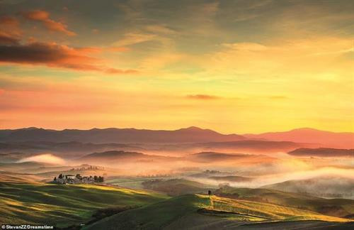 Từ năm 100 trước công nguyên đến năm 400 sau công nguyên, Rome là thành phố lớn nhất thế giới. Phong tục, ngôn ngữ, luật pháp, kỹ thuật và kiến trúc La Mã đều có mặt trên các vùng đất thuộc La Mã rộng lớn ở Châu Âu, Bắc Phi và Tây Á Vượt lên trên cảnh quan thành phố Turin là Mole Antonelliana hình vòm, hiện đang là Bảo tàng Điện ảnh Quốc gia. Ở phía trước là quảng trường rộng lớn Vittorio Veneto, đằng sau là dãy Alps tạo thành một khung cảnh ấn tượng. Thị trấn San Gimignano ở Tuscany tường bao quanh, còn được gọi là 'Thị trấn của những tòa tháp đẹp' do sự bảo tồn độc đáo của những ngôi nhà tháp thời trung cổ. Trong thời kì hoàng kim, có 72 tháp nhưng hiện nay chỉ còn tồn tại lại 14 tháp. Gondolas là những chiếc thuyền đáy phẳng, được thiết kế để thích hợp với tuyến đường thủy nông và hẹp của Venice. Một người chèo thuyền gondolier. Vào năm 2010, nữ gondolier đầu tiên đã nhận được giấy phép từ hiệp hội những người gondoliers. Mặc dù nó chiều dài 50km, Como nhỏ nhất trong ba hồ lớn ở Ý - hai hồ kia là Maggiore và Garda. Hồ là nơi nghỉ ngơi của những người giàu có từ thời La Mã. Nhìn ra núi Vesuvius là một khu định cư có từ thế kỷ thứ 9 trước Công nguyên. Đến năm 750 trước Công nguyên, người Hy Lạp đã đặt tên cho thành phố này là N Nott (nghĩa là Thành phố Mới). Người Norman chiếm thành phố vào năm 1139, rồi nó bắt đầu được truyền từ triều đại này sang triều đại khác. Người dân địa phương gọi đây là Ponte del Diavolo (Cầu Quỷ) vì nó gắn với một truyền thuyết liên quan đến quỷ dữ. Cây cầu được xây vào cuối thế kỉ thứ 11 ở Tuscany, bắc qua sông Serchio. Nằm trên đỉnh của một mảnh đất hình tam giác chia các nhánh Como và Lecco của hồ, Bellagio được mệnh danh là thị trấn xinh đẹp nhất của nước Ý. Những cửa hàng đồ lưu niệm và các con đường lát soi của Bellagio đặc biệt quyến rũ du khách. Duomo, hay còn gọi là nhà thờ chính tòa Santa Maria del Fiore, dường như bay lơ lửng trên các mái nhà của thành phố Florence. Tòa thị chính Palazzo Vecchio giống như một tòa lâu đài với tháp cao 94 mét, quảng trường Piazza della Signoria với một bản sao của bức tượng David của Michelangelo đứng kiêu hãnh phía trước là một vài trong rất nhiều điểm thu hút khách du lịch ở Florence. Mái vòm hình bát giác của nhà thờ chính tòa Duomo của Florence hoàn thiện vào năm 1436. Cho đến nay, nó vẫn giữ được mái vòm bằng gạch và vữa lớn nhất thế giới, minh chứng cho thiên tài kĩ thuật của kiến trúc sư Filippo Brunelleschi. Nội thất được trang trí bằng bức bích họa Bản án cuối cùng của Vasari và Zuccari Những ngọn núi Odle gồ ghề ở Val di Funes nằm sau nhà thờ Santa Maddalena xinh đẹp ở vùng núi Alpine. Sass Rigais là đỉnh cao nhất trong dãy núi này. Nó có độ cao 3.025 mét. Thung lũng sông Cecina gần Volterra ở Tuscany đặc trưng với những ngọn đồi núi lửa, khe núi dốc và vách đá. Đây là nơi xây dựng nhà máy năng lượng địa nhiệt đầu tiên trên thế giới, tại Thung lũng Quỷ, vào năm 1911. Thành phố Atrani có diện tích bề mặt chỉ 0,12 km2. Tháp chuông của nhà thờ Rococo St Mary Magdalene được xây dựng từ thế kỉ thứ 18. Cực nam của Cinque Terre, Riomaggiore là ngôi làng được du khách yêu thích nhất. Con đường Tình Yêu lát đá cuội, nối ngôi làng với Manarola, một ngôi làng bên cạnh nằm ở phía bắc. Thung lũng Orcia - Di sản Thế giới Unesco – từng xuất hiện liên tục trong các tác phẩm của rất nhiều nghệ sĩ thời Phục Hưng, Các cây bách đã trở thành một biểu tượng của thung lũng này Từ năm 100 trước công nguyên đến năm 400 sau công nguyên, Rome là thành phố lớn nhất thế giới. Phong tục, ngôn ngữ, luật pháp, kỹ thuật và kiến trúc La Mã đều có mặt trên các vùng đất thuộc La Mã rộng lớn ở Châu Âu, Bắc Phi và Tây Á Vượt lên trên cảnh quan thành phố Turin là Mole Antonelliana hình vòm, hiện đang là Bảo tàng Điện ảnh Quốc gia. Ở phía trước là quảng trường rộng lớn Vittorio Veneto, đằng sau là dãy Alps tạo thành một khung cảnh ấn tượng. Thị trấn San Gimignano ở Tuscany tường bao quanh, còn được gọi là 'Thị trấn của những tòa tháp đẹp' do sự bảo tồn độc đáo của những ngôi nhà tháp thời trung cổ. Trong thời kì hoàng kim, có 72 tháp nhưng hiện nay chỉ còn tồn tại lại 14 tháp. Gondolas là những chiếc thuyền đáy phẳng, được thiết kế để thích hợp với tuyến đường thủy nông và hẹp của Venice. Một người chèo thuyền gondolier. Vào năm 2010, nữ gondolier đầu tiên đã nhận được giấy phép từ hiệp hội những người gondoliers. Mặc dù nó chiều dài 50km, Como nhỏ nhất trong ba hồ lớn ở Ý - hai hồ kia là Maggiore và Garda. Hồ là nơi nghỉ ngơi của những người giàu có từ thời La Mã. Nhìn ra núi Vesuvius là một khu định cư có từ thế kỷ thứ 9 trước Công nguyên. Đến năm 750 trước Công nguyên, người Hy Lạp đã đặt tên cho thành phố này là N Nott (nghĩa là Thành phố Mới). Người Norman chiếm thành phố vào năm 1139, rồi nó bắt đầu được truyền từ triều đại này sang triều đại khác. Người dân địa phương gọi đây là Ponte del Diavolo (Cầu Quỷ) vì nó gắn với một truyền thuyết liên quan đến quỷ dữ. Cây cầu được xây vào cuối thế kỉ thứ 11 ở Tuscany, bắc qua sông Serchio. Nằm trên đỉnh của một mảnh đất hình tam giác chia các nhánh Como và Lecco của hồ, Bellagio được mệnh danh là thị trấn xinh đẹp nhất của nước Ý. Những cửa hàng đồ lưu niệm và các con đường lát soi của Bellagio đặc biệt quyến rũ du khách. Duomo, hay còn gọi là nhà thờ chính tòa Santa Maria del Fiore, dường như bay lơ lửng trên các mái nhà của thành phố Florence. Tòa thị chính Palazzo Vecchio giống như một tòa lâu đài với tháp cao 94 mét, quảng trường Piazza della Signoria với một bản sao của bức tượng David của Michelangelo đứng kiêu hãnh phía trước là một vài trong rất nhiều điểm thu hút khách du lịch ở Florence. Mái vòm hình bát giác của nhà thờ chính tòa Duomo của Florence hoàn thiện vào năm 1436. Cho đến nay, nó vẫn giữ được mái vòm bằng gạch và vữa lớn nhất thế giới, minh chứng cho thiên tài kĩ thuật của kiến trúc sư Filippo Brunelleschi. Nội thất được trang trí bằng bức bích họa Bản án cuối cùng của Vasari và Zuccari Những ngọn núi Odle gồ ghề ở Val di Funes nằm sau nhà thờ Santa Maddalena xinh đẹp ở vùng núi Alpine. Sass Rigais là đỉnh cao nhất trong dãy núi này. Nó có độ cao 3.025 mét. Thung lũng sông Cecina gần Volterra ở Tuscany đặc trưng với những ngọn đồi núi lửa, khe núi dốc và vách đá. Đây là nơi xây dựng nhà máy năng lượng địa nhiệt đầu tiên trên thế giới, tại Thung lũng Quỷ, vào năm 1911. Thành phố Atrani có diện tích bề mặt chỉ 0,12 km2. Tháp chuông của nhà thờ Rococo St Mary Magdalene được xây dựng từ thế kỉ thứ 18. Cực nam của Cinque Terre, Riomaggiore là ngôi làng được du khách yêu thích nhất. Con đường Tình Yêu lát đá cuội, nối ngôi làng với Manarola, một ngôi làng bên cạnh nằm ở phía bắc. Thung lũng Orcia - Di sản Thế giới Unesco – từng xuất hiện liên tục trong các tác phẩm của rất nhiều nghệ sĩ thời Phục Hưng, Các cây bách đã trở thành một biểu tượng của thung lũng này