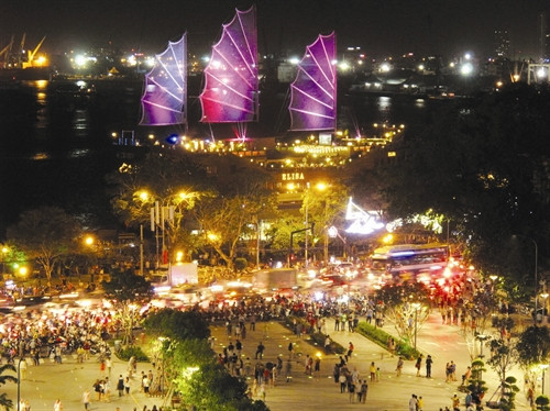 Phố đi bộ Nguyễn Huệ hướng ra bến Bạch Đằng