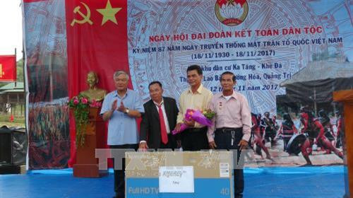 Trao tặng quà cho bản Đen sa vẳn của Lào. Ảnh: Thanh Thủy - TTXVN Trao tặng quà cho bản Đen sa vẳn của Lào. Ảnh: Thanh Thủy - TTXVN