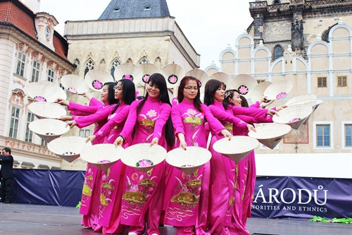 Tiết mục múa nón của đoàn Việt Nam tại lễ hội. Ảnh: Vũ Ngọc Mai-Phóng viên TTXVN tại Cộng hòa Séc