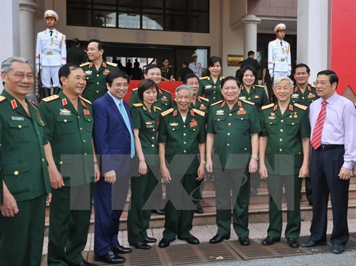 Thượng tướng Ngô Xuân Lịch, nguyên Tổng Bí thư Lê Khả Phiêu và các đại biểu dự Đại hội Đảng bộ cơ quan Tổng cục Chính trị. Ảnh: Trọng Đức/TTXVN