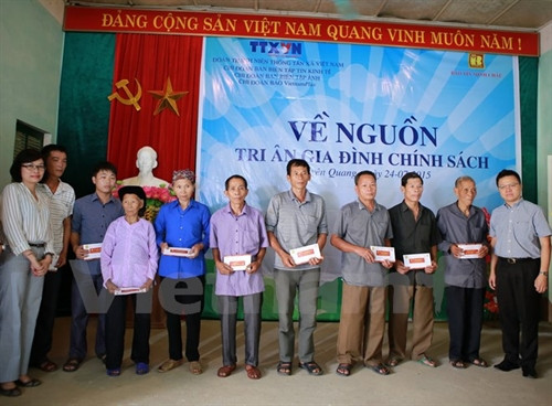 Đoàn hành trình "Về nguồn" trao 20 suất quà cho 20 gia đình chính sách gặp khó khăn. Ảnh: Minh Sơn/Vietnam+ Đoàn hành trình "Về nguồn" trao 20 suất quà cho 20 gia đình chính sách gặp khó khăn. Ảnh: Minh Sơn/Vietnam+