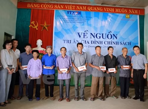 Đoàn hành trình "Về nguồn" trao 20 suất quà cho 20 gia đình chính sách gặp khó khăn. Ảnh: Minh Sơn/Vietnam+