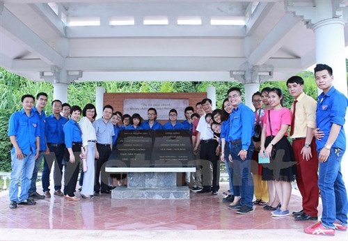 Đoàn hành trình "Về nguồn" chụp ảnh kỷ niệm tại khu nhà bia lưu niệm, nơi làm việc của Việt Nam Thông tấn xã ở An toàn khu Sơn Dương, Tuyên Quang. Ảnh: Minh Sơn/Vietnam+ Đoàn hành trình "Về nguồn" chụp ảnh kỷ niệm tại khu nhà bia lưu niệm, nơi làm việc của Việt Nam Thông tấn xã ở An toàn khu Sơn Dương, Tuyên Quang. Ảnh: Minh Sơn/Vietnam+
