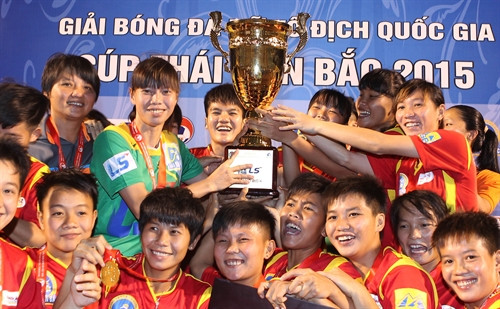 Các nữ cầu thủ đội TP. Hồ Chí Minh vui mừng với cúp vô địch. Ảnh: Quốc Khánh - TTXVN