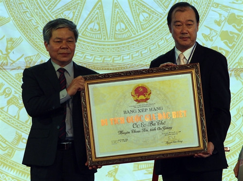 Đại diện Bộ Văn hóa, Thể thao và Du lịch trao Bằng xếp hạng Di tích khảo cổ và kiến trúc nghệ thuật Óc Eo-Ba Thế là Di tích Quốc gia đặc biệt cho đại diện Sở Văn hóa, Thể thao và Du lịch tỉnh An Giang. Ảnh: Công Mạo - TTXVN