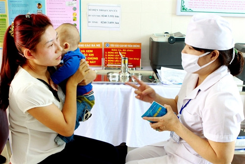 Cán bộ y tế tư vấn về tiêm chủng tại xã Song Mai, thành phố Bắc Giang (Bắc Giang). Ảnh: Dương Ngọc - TTXVN Cán bộ y tế tư vấn về tiêm chủng tại xã Song Mai, thành phố Bắc Giang (Bắc Giang). Ảnh: Dương Ngọc - TTXVN