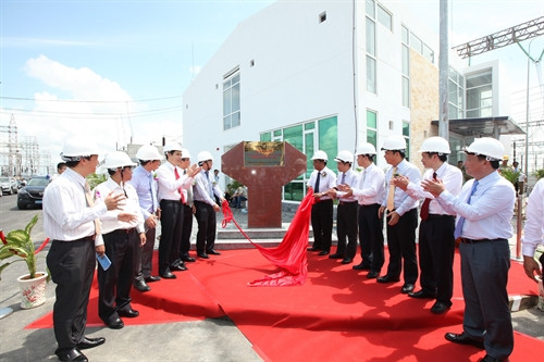 Gắn biển thi đua công trình “Trạm biến áp 500/220kV Trung tâm điện lực Duyên Hải”. Ảnh: Ngọc Hà - TTXVN Gắn biển thi đua công trình “Trạm biến áp 500/220kV Trung tâm điện lực Duyên Hải”. Ảnh: Ngọc Hà - TTXVN