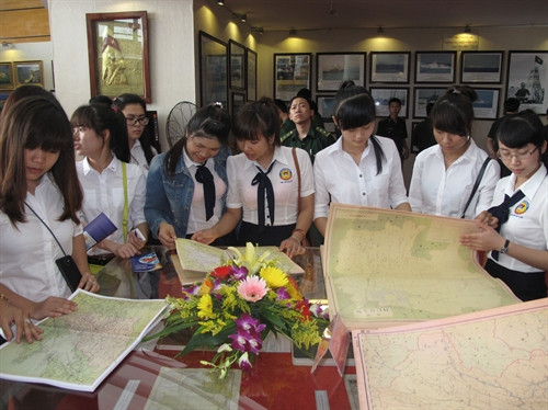 Sinh viên Trường Đại học Hồng Đức thăm quan triển lãm. Ảnh: Ninh Đức Phương - TTXVN