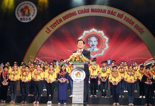 Chủ tịch nước Trương Tấn Sang phát biểu tại Lễ tuyên dương Cháu ngoan Bác Hồ toàn quốc lần thứ VIII. Ảnh: Nguyễn Khang – TTXVN Chủ tịch nước Trương Tấn Sang phát biểu tại Lễ tuyên dương Cháu ngoan Bác Hồ toàn quốc lần thứ VIII. Ảnh: Nguyễn Khang – TTXVN