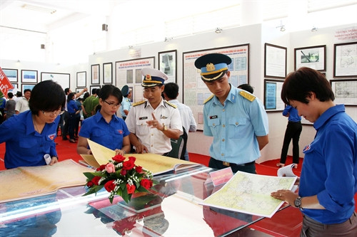 Gần 100 bản đồ và nhiều văn bản, hiện vật được trưng bày tại triển lãm, khẳng định quá trình xác lập, thực thi và bảo vệ chủ quyền của Việt Nam đối với hai quần đảo Hoàng Sa và Trường Sa. Ảnh: Đức Ánh - TTXVN Gần 100 bản đồ và nhiều văn bản, hiện vật được trưng bày tại triển lãm, khẳng định quá trình xác lập, thực thi và bảo vệ chủ quyền của Việt Nam đối với hai quần đảo Hoàng Sa và Trường Sa. Ảnh: Đức Ánh - TTXVN