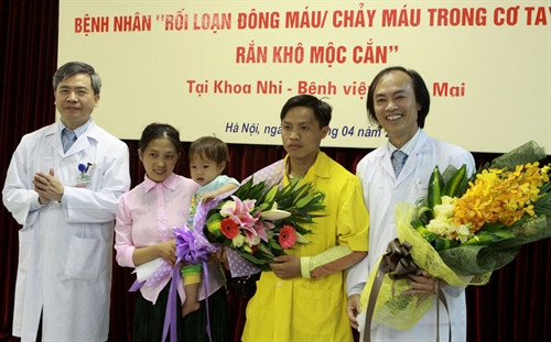 Bé Vừ Mí Chá cùng gia đình và các bác sĩ trong ngày xuất viện. Ảnh: Dương Ngọc - TTXVN