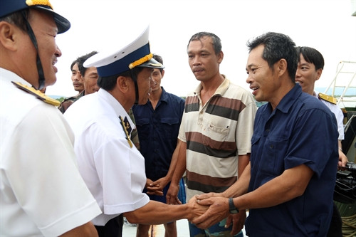 Lãnh đạo Vùng II Hải quân thăm hỏi, động viên ngư dân. Ảnh: Đoàn Mạnh Dương - TTXVN