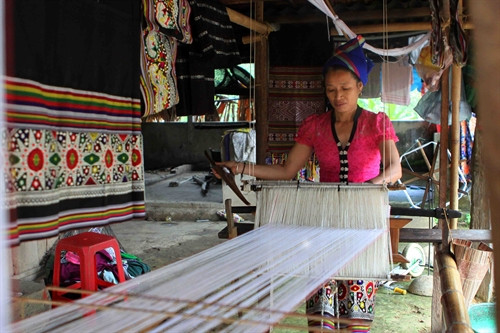 Nhiều gia đình đồng bào Thái khi chuyển tới các điểm tái định cư vẫn duy trì nghề dệt thổ cẩm truyền thống Nhiều gia đình đồng bào Thái khi chuyển tới các điểm tái định cư vẫn duy trì nghề dệt thổ cẩm truyền thống