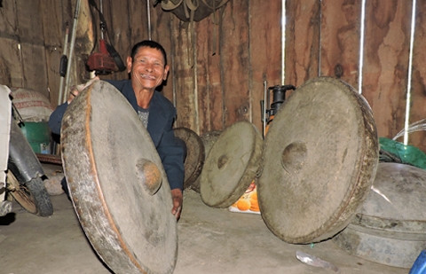 Già A Ren rất tự hào về hai bộ chiêng quý của gia đình Già A Ren rất tự hào về hai bộ chiêng quý của gia đình