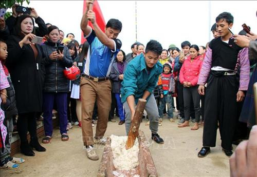 Các chiến sĩ và nhân dân địa phương tham gia làm bánh dày tại chương trình. Ảnh: Diệp Anh – TTXVN Các chiến sĩ và nhân dân địa phương tham gia làm bánh dày tại chương trình. Ảnh: Diệp Anh – TTXVN