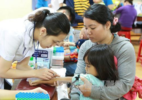 Các y, bác sĩ khám sàng lọc cho trẻ em. Ảnh: Dương Giang - TTXVN Các y, bác sĩ khám sàng lọc cho trẻ em. Ảnh: Dương Giang - TTXVN