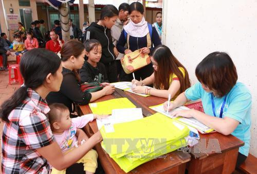 Các tình nguyện viên tư vấn, hỗ trợ cho bệnh nhi và người thân tại chương trình. Ảnh: Dương Giang - TTXVN Các tình nguyện viên tư vấn, hỗ trợ cho bệnh nhi và người thân tại chương trình. Ảnh: Dương Giang - TTXVN