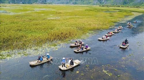 Du khách thưởng ngoạn vẻ đẹp đầm Vân Long trên làn nước trong xanh và có nhiều cơ hội ngắm nhìn nhiều loài chim quý hiếm vào mùa di cư. Ảnh: Minh Đức - TTXVN