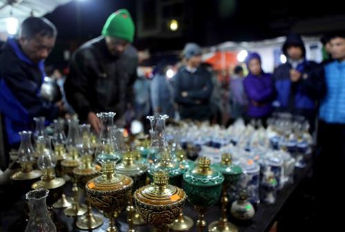 Giá của những đồ vật tại chợ Viềng có giá từ vài chục nghìn đồng cho đến hơn triệu đồng. Ảnh: Quý Trung - TTXVN Giá của những đồ vật tại chợ Viềng có giá từ vài chục nghìn đồng cho đến hơn triệu đồng. Ảnh: Quý Trung - TTXVN