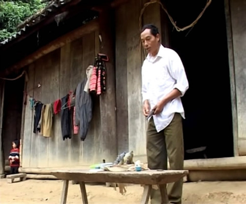 Ông Sùng Sái Lùng - ông nội bé Sùng Su Ni cúng trình báo ma nhà về việc gia đình có thêm một thành viên mới. Ông Sùng Sái Lùng - ông nội bé Sùng Su Ni cúng trình báo ma nhà về việc gia đình có thêm một thành viên mới.