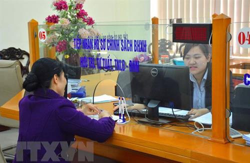 Các cán bộ công tại phòng giao dịch một cửa tại Bảo hiểm xã hội tỉnh Nam Định - Ảnh TTXVN Các cán bộ công tại phòng giao dịch một cửa tại Bảo hiểm xã hội tỉnh Nam Định - Ảnh TTXVN