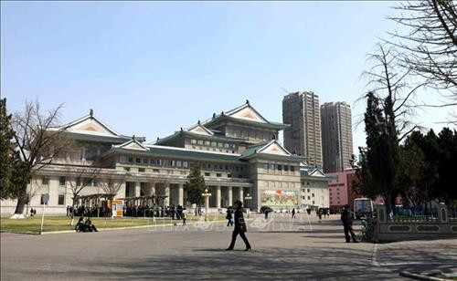 Thủ đô Bình Nhưỡng ngày nay mang một dáng vẻ hiện đại. Ảnh: Phương Hoa – TTXVN Những ngôi nhà cao tầng được sơn nhiều màu sắc mang dáng vẻ hiện đại cho Thủ đô Bình Nhưỡng. Ảnh: Phương Hoa- TTXVN Toàn cảnh thành phố Bình Nhưỡng nhìn từ trên cao. Ảnh: Phương Hoa – TTXVN Tiết mục hòa nhạc của Dàn nhạc Công Huân quốc gia Triều Tiên. Ảnh: Phương Hoa – TTXVN Đúng dịp sinh nhật của Chủ tịch Kim Nhật Thành, Triển lãm hoa được tổ chức tại Thủ đô Bình Nhưỡng. Ảnh: Phương Hoa – TTXVN Một gia đình Triều Tiên tham quan Triển lãm hoa Kim Nhật Thành. Ảnh: Phương Hoa – TTXVN Phụ nữ Triều Tiên mặc trang phục truyền thống vào xem Triển lãm hoa Kim Nhật Thành. Ảnh: Phương Hoa – TTXVN Người dân Triều Tiên xếp hàng vào xem Triển lãm hoa Kim Nhật Thành. Ảnh: Phương Hoa – TTXVN Một ngôi nhà truyền thống bên cạnh những công trình hiện đại. Ảnh: Phương Hoa – TTXVN Người dân và thiếu niên Triều Tiên đến vui chơi ở công viên. Ảnh: Phương Hoa – TTXVN Ngày cuối tuần, người dân Triều Tiên đến vui chơi ở các công viên nổi tiếng. Ảnh: Phương Hoa – TTXVN Một gian hàng dược phẩm ở Bình Nhưỡng. Ảnh: Phương Hoa – TTXVN Học sinh học môn thể thao yêu thích ở trường học. Ảnh: Phương Hoa – TTXVN Lớp học âm nhạc của học sinh Triều Tiên. Ảnh: Phương Hoa – TTXVN Lớp dạy lập trình tại Cung Học sinh Thiếu niên Vạn Cảnh Đài. Ảnh: Phương Hoa – TTXVN Triều Tiên rất chú trọng đến việc phát triển toàn diện con người, học sinh được tham gia các lớp học nghệ thuật. Ảnh: Phương Hoa- TTXVN Học sinh Triều Tiên học viết thư pháp. Ảnh: Phương Hoa – TTXVN Một cặp vợ chồng sắp cưới chụp ảnh trước Bảo tàng Chiến thắng Chiến tranh Giải phóng Tổ quốc. Ảnh: Phương Hoa – TTXVN Người dân xếp hàng trật tự lên phương tiện giao thông công cộng. Ảnh: Phương Hoa- TTXVN Cung Thái Dương Kumsusan-nơi an nghỉ của Chủ tịch Kim Nhật Thành và Kim Jong - Il. Ảnh: Phương Hoa – TTXVN Nhà ga trung tâm ở Thủ đô Bình Nhưỡng. Ảnh: Phương Hoa – TTXVN Tòa nhà Quốc hội ở Thủ đô Bình Nhưỡng. Ảnh: Phương Hoa – TTXVN Ngoài phương tiện giao thông công cộng, người dân Bình Nhưỡng thường xuyên sử dụng xe đạp. Ảnh: Phương Hoa – TTXVN Hoa nở trên đường phố cùng với những ngôi nhà cao tầng mang nhiều màu sắc rực rỡ. Ảnh: Phương Hoa – TTXVN Tượng "Vạn Lý Mã" - bức tượng nổi tiếng ở Bình Nhưỡng. Ảnh: Phương Hoa – TTXVN Những dãy phố với công trình kiến trúc hiện đại được xây dựng ở Bình Nhưỡng. Ảnh: Phương Hoa – TTXVN Nhiều chung cư cao tầng được xây dựng phục vụ chỗ ở cho người dân ở Thủ đô Bình Nhưỡng. Ảnh: Phương Hoa – TTXVN Khải Hoàn Môn - một công trình nổi tiếng ở Bình Nhưỡng. Ảnh: Phương Hoa – TTXVN Tháp Chủ thể cao 170 m là Tượng đài về học thuyết tự lực tự cường ở Triều Tiên. Ảnh: Phương Hoa – TTXVN Một công trình kiến trúc truyền thống của Triều Tiên tại Thủ đô Bình Nhưỡng. Ảnh: Phương Hoa – TTXVN Quảng trường Kim Nhật Thành, nơi tổ chức các sự kiện lớn của Triều Tiên. Ảnh: Phương Hoa – TTXVN Pin năng lượng mặt trời được sử dụng ở nhiều nơi tại Thủ đô Bình Nhưỡng. Ảnh: Phương Hoa – TTXVN Ô tô điện là phương tiện giao thông công cộng phổ biển ở Bình Nhưỡng. Ảnh: Phương Hoa – TTXVN Nhà ga Bình Nhưỡng nhìn từ trên cao. Ảnh: Phương Hoa – TTXVN Tòa nhà Ryugyong cao 330m ở Thủ đô Bình Nhưỡng. Ảnh: Phương Hoa – TTXVN Một công trình lịch sử ở Thủ đô Bình Nhưỡng. Ảnh: Phương Hoa – TTXVN Học sinh mầm non được cô giáo dẫn đi dã ngoại. Ảnh: Phương Hoa – TTXVN Thủ đô Bình Nhưỡng nhìn từ trên cao. Ảnh: Phương Hoa – TTXVN Khu Chang Jong, nơi tập trung nhiều nhà cao tầng. Ảnh: Phương Hoa – TTXVN Thủ đô Bình Nhưỡng ngày nay mang một dáng vẻ hiện đại. Ảnh: Phương Hoa – TTXVN Những ngôi nhà cao tầng được sơn nhiều màu sắc mang dáng vẻ hiện đại cho Thủ đô Bình Nhưỡng. Ảnh: Phương Hoa- TTXVN Toàn cảnh thành phố Bình Nhưỡng nhìn từ trên cao. Ảnh: Phương Hoa – TTXVN Tiết mục hòa nhạc của Dàn nhạc Công Huân quốc gia Triều Tiên. Ảnh: Phương Hoa – TTXVN Đúng dịp sinh nhật của Chủ tịch Kim Nhật Thành, Triển lãm hoa được tổ chức tại Thủ đô Bình Nhưỡng. Ảnh: Phương Hoa – TTXVN Một gia đình Triều Tiên tham quan Triển lãm hoa Kim Nhật Thành. Ảnh: Phương Hoa – TTXVN Phụ nữ Triều Tiên mặc trang phục truyền thống vào xem Triển lãm hoa Kim Nhật Thành. Ảnh: Phương Hoa – TTXVN Người dân Triều Tiên xếp hàng vào xem Triển lãm hoa Kim Nhật Thành. Ảnh: Phương Hoa – TTXVN Một ngôi nhà truyền thống bên cạnh những công trình hiện đại. Ảnh: Phương Hoa – TTXVN Người dân và thiếu niên Triều Tiên đến vui chơi ở công viên. Ảnh: Phương Hoa – TTXVN Ngày cuối tuần, người dân Triều Tiên đến vui chơi ở các công viên nổi tiếng. Ảnh: Phương Hoa – TTXVN Một gian hàng dược phẩm ở Bình Nhưỡng. Ảnh: Phương Hoa – TTXVN Học sinh học môn thể thao yêu thích ở trường học. Ảnh: Phương Hoa – TTXVN Lớp học âm nhạc của học sinh Triều Tiên. Ảnh: Phương Hoa – TTXVN Lớp dạy lập trình tại Cung Học sinh Thiếu niên Vạn Cảnh Đài. Ảnh: Phương Hoa – TTXVN Triều Tiên rất chú trọng đến việc phát triển toàn diện con người, học sinh được tham gia các lớp học nghệ thuật. Ảnh: Phương Hoa- TTXVN Học sinh Triều Tiên học viết thư pháp. Ảnh: Phương Hoa – TTXVN Một cặp vợ chồng sắp cưới chụp ảnh trước Bảo tàng Chiến thắng Chiến tranh Giải phóng Tổ quốc. Ảnh: Phương Hoa – TTXVN Người dân xếp hàng trật tự lên phương tiện giao thông công cộng. Ảnh: Phương Hoa- TTXVN Cung Thái Dương Kumsusan-nơi an nghỉ của Chủ tịch Kim Nhật Thành và Kim Jong - Il. Ảnh: Phương Hoa – TTXVN Nhà ga trung tâm ở Thủ đô Bình Nhưỡng. Ảnh: Phương Hoa – TTXVN Tòa nhà Quốc hội ở Thủ đô Bình Nhưỡng. Ảnh: Phương Hoa – TTXVN Ngoài phương tiện giao thông công cộng, người dân Bình Nhưỡng thường xuyên sử dụng xe đạp. Ảnh: Phương Hoa – TTXVN Hoa nở trên đường phố cùng với những ngôi nhà cao tầng mang nhiều màu sắc rực rỡ. Ảnh: Phương Hoa – TTXVN Tượng "Vạn Lý Mã" - bức tượng nổi tiếng ở Bình Nhưỡng. Ảnh: Phương Hoa – TTXVN Những dãy phố với công trình kiến trúc hiện đại được xây dựng ở Bình Nhưỡng. Ảnh: Phương Hoa – TTXVN Nhiều chung cư cao tầng được xây dựng phục vụ chỗ ở cho người dân ở Thủ đô Bình Nhưỡng. Ảnh: Phương Hoa – TTXVN Khải Hoàn Môn - một công trình nổi tiếng ở Bình Nhưỡng. Ảnh: Phương Hoa – TTXVN Tháp Chủ thể cao 170 m là Tượng đài về học thuyết tự lực tự cường ở Triều Tiên. Ảnh: Phương Hoa – TTXVN Một công trình kiến trúc truyền thống của Triều Tiên tại Thủ đô Bình Nhưỡng. Ảnh: Phương Hoa – TTXVN Quảng trường Kim Nhật Thành, nơi tổ chức các sự kiện lớn của Triều Tiên. Ảnh: Phương Hoa – TTXVN Pin năng lượng mặt trời được sử dụng ở nhiều nơi tại Thủ đô Bình Nhưỡng. Ảnh: Phương Hoa – TTXVN Ô tô điện là phương tiện giao thông công cộng phổ biển ở Bình Nhưỡng. Ảnh: Phương Hoa – TTXVN Nhà ga Bình Nhưỡng nhìn từ trên cao. Ảnh: Phương Hoa – TTXVN Tòa nhà Ryugyong cao 330m ở Thủ đô Bình Nhưỡng. Ảnh: Phương Hoa – TTXVN Một công trình lịch sử ở Thủ đô Bình Nhưỡng. Ảnh: Phương Hoa – TTXVN Học sinh mầm non được cô giáo dẫn đi dã ngoại. Ảnh: Phương Hoa – TTXVN Thủ đô Bình Nhưỡng nhìn từ trên cao. Ảnh: Phương Hoa – TTXVN Khu Chang Jong, nơi tập trung nhiều nhà cao tầng. Ảnh: Phương Hoa – TTXVN