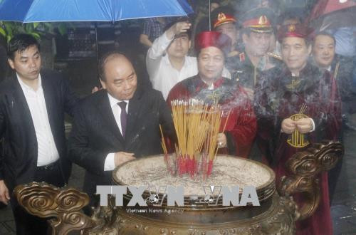 Thủ tướng Nguyễn Xuân Phúc và các đại biểu dâng hương tại Đền Giếng thuộc Khu di tích lịch sử Quốc gia đặc biệt Đền Hùng. Ảnh: Lâm Khánh - TTXVN Thủ tướng Nguyễn Xuân Phúc và các đại biểu dâng hương tại Đền Giếng thuộc Khu di tích lịch sử Quốc gia đặc biệt Đền Hùng. Ảnh: Lâm Khánh - TTXVN