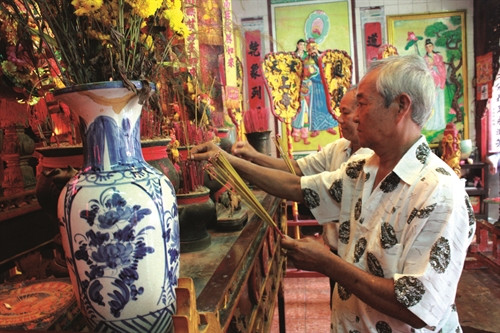 Người Hoa ở Kiên Giang rất coi trọng tục thờ cúng.