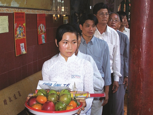 Người Hoa ở Kiên Giang dù sinh sống, làm ăn ở đâu vẫn luôn giữ được truyền thống thờ cúng.