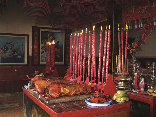 Vịt, heo quay là những lễ vật không thể thiếu trong lễ cúng.